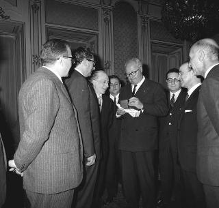 Luigi Preti, Ministro delle finanze, e una delegazione di artigiani, in udienza dal Presidente Saragat.  Durante la cerimonia viene donata al Presidente una medaglia d'oro, ricordo del ventennale della Confederazione Generale Italiana dell'Artigianato