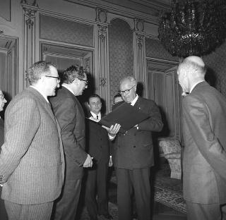 Luigi Preti, Ministro delle finanze, e una delegazione di artigiani, in udienza dal Presidente Saragat.  Durante la cerimonia viene donata al Presidente una medaglia d'oro, ricordo del ventennale della Confederazione Generale Italiana dell'Artigianato