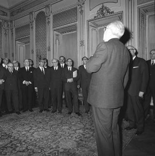 Luigi Gui, Ministro della pubblica istruzione, con il Comitato nazionale per le celebrazioni del VII centenario dantesco, per offrire al Presidente della Repubblica Giuseppe Saragat i primi due volumi della edizione critica della Divina Commedia