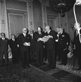 Luigi Gui, Ministro della pubblica istruzione, con il Comitato nazionale per le celebrazioni del VII centenario dantesco, per offrire al Presidente della Repubblica Giuseppe Saragat i primi due volumi della edizione critica della Divina Commedia