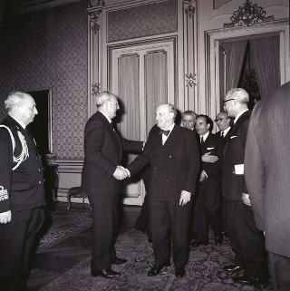 Luigi Gui, Ministro della pubblica istruzione, con il Comitato nazionale per le celebrazioni del VII centenario dantesco, per offrire al Presidente della Repubblica Giuseppe Saragat i primi due volumi della edizione critica della Divina Commedia
