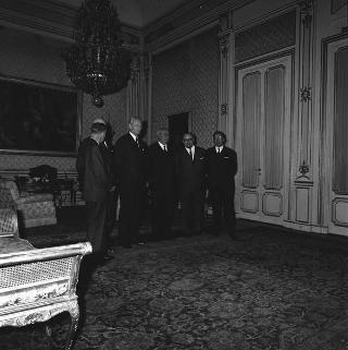Il Presidente della Repubblica Giuseppe Saragat riceve in udienza Philippe Zutter, ambasciatore della Confederazione Elvetica, con una delegazione della Commissione italo-svizzera per la pubblicazione delle opere di Carlo Cattaneo
