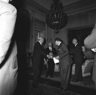 Il Presidente della Repubblica Giuseppe Saragat riceve in udienza Philippe Zutter, ambasciatore della Confederazione Elvetica, con una delegazione della Commissione italo-svizzera per la pubblicazione delle opere di Carlo Cattaneo