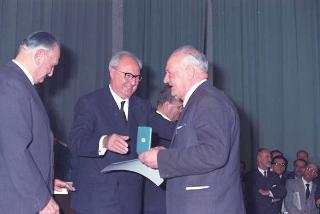 Intervento del Presidente della Repubblica Giuseppe Saragat alla cerimonia per il conferimento delle Stelle al Merito ai nuovi Maestri del Lavoro EUR, Palazzo della civiltà del lavoro