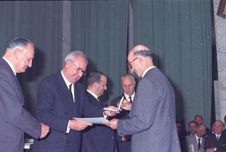 Intervento del Presidente della Repubblica Giuseppe Saragat alla cerimonia per il conferimento delle Stelle al Merito ai nuovi Maestri del Lavoro EUR, Palazzo della civiltà del lavoro