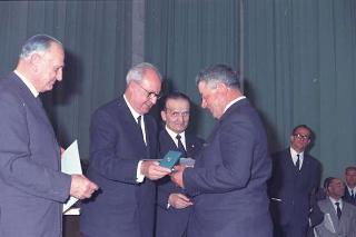 Intervento del Presidente della Repubblica Giuseppe Saragat alla cerimonia per il conferimento delle Stelle al Merito ai nuovi Maestri del Lavoro EUR, Palazzo della civiltà del lavoro