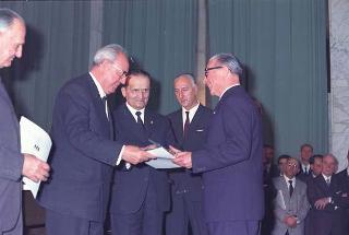Intervento del Presidente della Repubblica Giuseppe Saragat alla cerimonia per il conferimento delle Stelle al Merito ai nuovi Maestri del Lavoro EUR, Palazzo della civiltà del lavoro