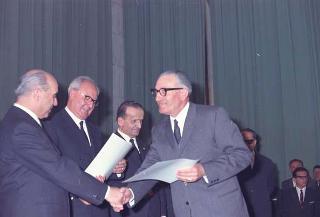 Intervento del Presidente della Repubblica Giuseppe Saragat alla cerimonia per il conferimento delle Stelle al Merito ai nuovi Maestri del Lavoro EUR, Palazzo della civiltà del lavoro