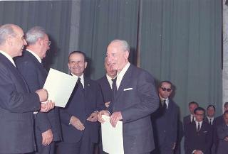 Intervento del Presidente della Repubblica Giuseppe Saragat alla cerimonia per il conferimento delle Stelle al Merito ai nuovi Maestri del Lavoro EUR, Palazzo della civiltà del lavoro