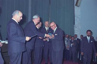 Intervento del Presidente della Repubblica Giuseppe Saragat alla cerimonia per il conferimento delle Stelle al Merito ai nuovi Maestri del Lavoro EUR, Palazzo della civiltà del lavoro