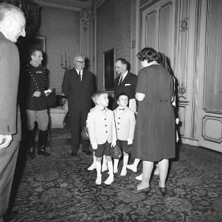 Visita di omaggio al Presidente della Repubblica Giuseppe Saragat del Grand Ufficiale Armando Furlanis, operatore economico da Portogruaro, accompagnato dai suoi quattro gemelli