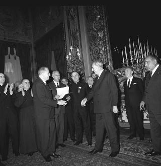Il Presidente della Repubblica Giuseppe Saragat riceve in udienza Giudice Juvenal Marchisio, Presidente dell'"American Committee on Italian Migration", con i delegati al V Simposio del Comitato medesimo