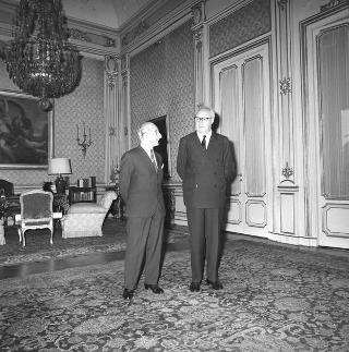 Il Presidente della Repubblica Giuseppe Saragat incontra Ardito Desio, direttore dell'Istituto di geologia dell'Università di Milano, per presentare i primi 4 volumi delle relazioni scientifiche di 5 spedizioni da lui guidate sul Karakorum e Hindi Kusc tra il 1953 e il 1962