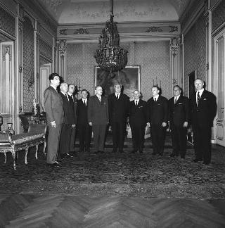 Il Presidente della Repubblica Giuseppe Saragat riceve in udienza il Generale  di Corpo d'Armata Luigi Chatrian, Presidente dell'Opera nazionale orfani di guerra, con la Giunta esecutiva