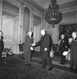 Il Presidente della Repubblica Giuseppe Saragat riceve in udienza il Generale  di Corpo d'Armata Luigi Chatrian, Presidente dell'Opera nazionale orfani di guerra, con la Giunta esecutiva