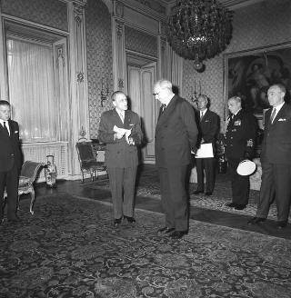 Il Presidente della Repubblica Giuseppe Saragat riceve in udienza il Generale  di Corpo d'Armata Luigi Chatrian, Presidente dell'Opera nazionale orfani di guerra, con la Giunta esecutiva