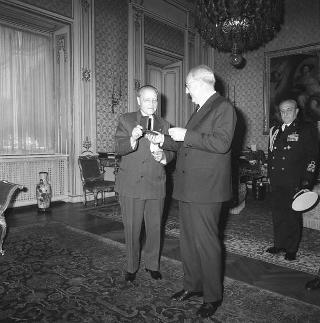 Il Presidente della Repubblica Giuseppe Saragat riceve in udienza il Generale  di Corpo d'Armata Luigi Chatrian, Presidente dell'Opera nazionale orfani di guerra, con la Giunta esecutiva