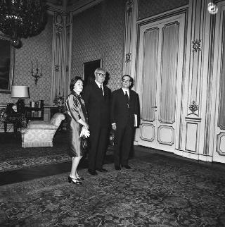 Il Presidente della Repubblica Giuseppe Saragat riceve in udienza Lamberto Sechi, direttore della rivista "Panorama", con la signora Emilia Granzotto, per presentare il numero dedicato al ventennale della Repubblica