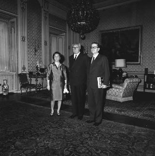 Il Presidente della Repubblica Giuseppe Saragat riceve in udienza Lamberto Sechi, direttore della rivista "Panorama", con la signora Emilia Granzotto, per presentare il numero dedicato al ventennale della Repubblica