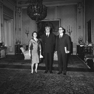Il Presidente della Repubblica Giuseppe Saragat riceve in udienza Lamberto Sechi, direttore della rivista "Panorama", con la signora Emilia Granzotto, per presentare il numero dedicato al ventennale della Repubblica