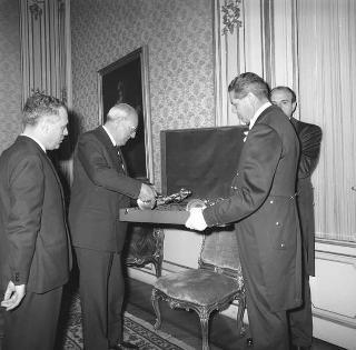 Il Presidente della Repubblica Giuseppe Saragat riceve in udienza Cesare Matteini, Presidente dell'Ente autonomo Mostra mercato nazionale dell'artigianato, con il Consiglio di amministrazione