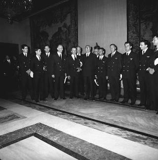 Il Presidente della Repubblica Giuseppe Saragat riceve Nicolò Carandini, Presidente dell'Alitalia, con dirigenti ed equipaggi dell'Alitalia impegnati per i viaggi all'estero del Presidente durante il 1965, con la consegna di diplomi di onorificenze e medaglie ricordo.