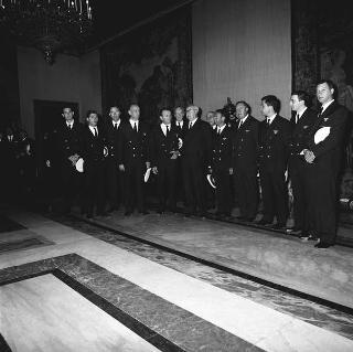 Il Presidente della Repubblica Giuseppe Saragat riceve Nicolò Carandini, Presidente dell'Alitalia, con dirigenti ed equipaggi dell'Alitalia impegnati per i viaggi all'estero del Presidente durante il 1965, con la consegna di diplomi di onorificenze e medaglie ricordo.