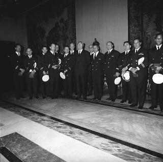 Il Presidente della Repubblica Giuseppe Saragat riceve Nicolò Carandini, Presidente dell'Alitalia, con dirigenti ed equipaggi dell'Alitalia impegnati per i viaggi all'estero del Presidente durante il 1965, con la consegna di diplomi di onorificenze e medaglie ricordo.