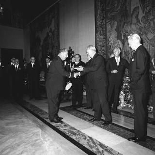 Il Presidente della Repubblica Giuseppe Saragat riceve Nicolò Carandini, Presidente dell'Alitalia, con dirigenti ed equipaggi dell'Alitalia impegnati per i viaggi all'estero del Presidente durante il 1965, con la consegna di diplomi di onorificenze e medaglie ricordo.