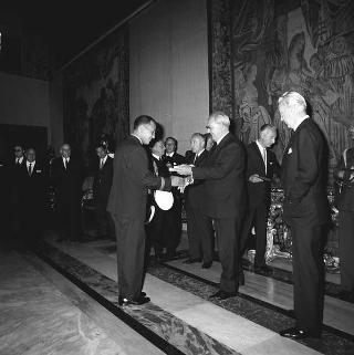 Il Presidente della Repubblica Giuseppe Saragat riceve Nicolò Carandini, Presidente dell'Alitalia, con dirigenti ed equipaggi dell'Alitalia impegnati per i viaggi all'estero del Presidente durante il 1965, con la consegna di diplomi di onorificenze e medaglie ricordo.