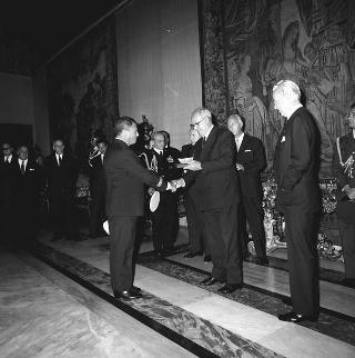 Il Presidente della Repubblica Giuseppe Saragat riceve Nicolò Carandini, Presidente dell'Alitalia, con dirigenti ed equipaggi dell'Alitalia impegnati per i viaggi all'estero del Presidente durante il 1965, con la consegna di diplomi di onorificenze e medaglie ricordo.