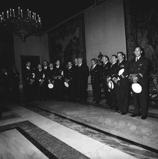 Il Presidente della Repubblica Giuseppe Saragat riceve Nicolò Carandini, Presidente dell'Alitalia, con dirigenti ed equipaggi dell'Alitalia impegnati per i viaggi all'estero del Presidente durante il 1965, con la consegna di diplomi di onorificenze e medaglie ricordo.
