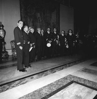 Il Presidente della Repubblica Giuseppe Saragat riceve Nicolò Carandini, Presidente dell'Alitalia, con dirigenti ed equipaggi dell'Alitalia impegnati per i viaggi all'estero del Presidente durante il 1965, con la consegna di diplomi di onorificenze e medaglie ricordo.