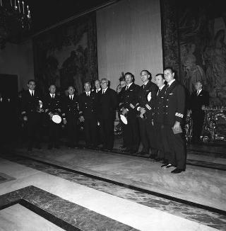 Il Presidente della Repubblica Giuseppe Saragat riceve Nicolò Carandini, Presidente dell'Alitalia, con dirigenti ed equipaggi dell'Alitalia impegnati per i viaggi all'estero del Presidente durante il 1965, con la consegna di diplomi di onorificenze e medaglie ricordo.