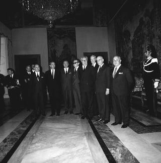 Il Presidente della Repubblica Giuseppe Saragat riceve Nicolò Carandini, Presidente dell'Alitalia, con dirigenti ed equipaggi dell'Alitalia impegnati per i viaggi all'estero del Presidente durante il 1965, con la consegna di diplomi di onorificenze e medaglie ricordo.
