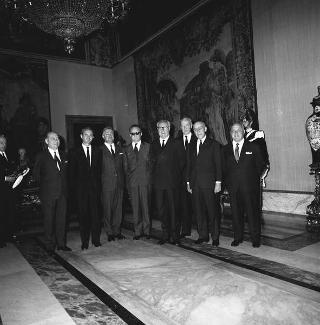 Il Presidente della Repubblica Giuseppe Saragat riceve Nicolò Carandini, Presidente dell'Alitalia, con dirigenti ed equipaggi dell'Alitalia impegnati per i viaggi all'estero del Presidente durante il 1965, con la consegna di diplomi di onorificenze e medaglie ricordo.