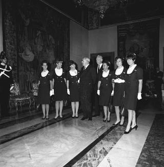 Il Presidente della Repubblica Giuseppe Saragat riceve Nicolò Carandini, Presidente dell'Alitalia, con dirigenti ed equipaggi dell'Alitalia impegnati per i viaggi all'estero del Presidente durante il 1965, con la consegna di diplomi di onorificenze e medaglie ricordo.