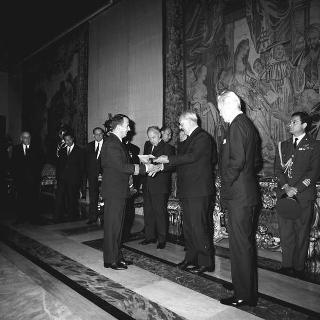 Il Presidente della Repubblica Giuseppe Saragat riceve Nicolò Carandini, Presidente dell'Alitalia, con dirigenti ed equipaggi dell'Alitalia impegnati per i viaggi all'estero del Presidente durante il 1965, con la consegna di diplomi di onorificenze e medaglie ricordo.