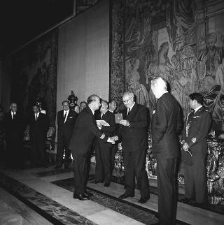 Il Presidente della Repubblica Giuseppe Saragat riceve Nicolò Carandini, Presidente dell'Alitalia, con dirigenti ed equipaggi dell'Alitalia impegnati per i viaggi all'estero del Presidente durante il 1965, con la consegna di diplomi di onorificenze e medaglie ricordo.