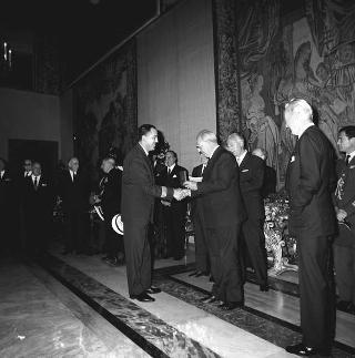 Il Presidente della Repubblica Giuseppe Saragat riceve Nicolò Carandini, Presidente dell'Alitalia, con dirigenti ed equipaggi dell'Alitalia impegnati per i viaggi all'estero del Presidente durante il 1965, con la consegna di diplomi di onorificenze e medaglie ricordo.