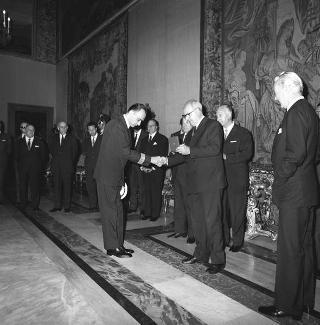 Il Presidente della Repubblica Giuseppe Saragat riceve Nicolò Carandini, Presidente dell'Alitalia, con dirigenti ed equipaggi dell'Alitalia impegnati per i viaggi all'estero del Presidente durante il 1965, con la consegna di diplomi di onorificenze e medaglie ricordo.