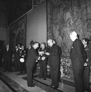 Il Presidente della Repubblica Giuseppe Saragat riceve Nicolò Carandini, Presidente dell'Alitalia, con dirigenti ed equipaggi dell'Alitalia impegnati per i viaggi all'estero del Presidente durante il 1965, con la consegna di diplomi di onorificenze e medaglie ricordo.