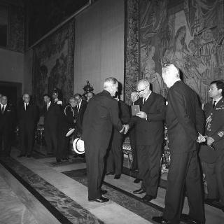 Il Presidente della Repubblica Giuseppe Saragat riceve Nicolò Carandini, Presidente dell'Alitalia, con dirigenti ed equipaggi dell'Alitalia impegnati per i viaggi all'estero del Presidente durante il 1965, con la consegna di diplomi di onorificenze e medaglie ricordo.