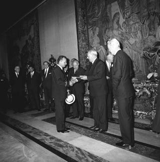 Il Presidente della Repubblica Giuseppe Saragat riceve Nicolò Carandini, Presidente dell'Alitalia, con dirigenti ed equipaggi dell'Alitalia impegnati per i viaggi all'estero del Presidente durante il 1965, con la consegna di diplomi di onorificenze e medaglie ricordo.
