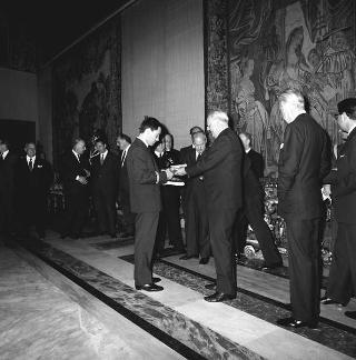 Il Presidente della Repubblica Giuseppe Saragat riceve Nicolò Carandini, Presidente dell'Alitalia, con dirigenti ed equipaggi dell'Alitalia impegnati per i viaggi all'estero del Presidente durante il 1965, con la consegna di diplomi di onorificenze e medaglie ricordo.