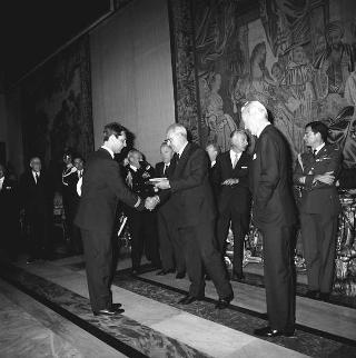 Il Presidente della Repubblica Giuseppe Saragat riceve Nicolò Carandini, Presidente dell'Alitalia, con dirigenti ed equipaggi dell'Alitalia impegnati per i viaggi all'estero del Presidente durante il 1965, con la consegna di diplomi di onorificenze e medaglie ricordo.