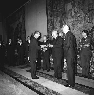 Il Presidente della Repubblica Giuseppe Saragat riceve Nicolò Carandini, Presidente dell'Alitalia, con dirigenti ed equipaggi dell'Alitalia impegnati per i viaggi all'estero del Presidente durante il 1965, con la consegna di diplomi di onorificenze e medaglie ricordo.