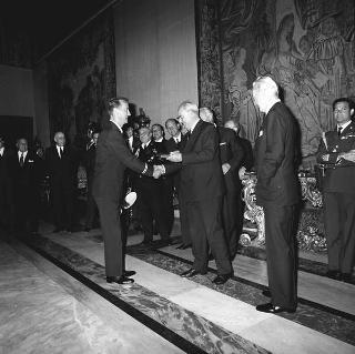 Il Presidente della Repubblica Giuseppe Saragat riceve Nicolò Carandini, Presidente dell'Alitalia, con dirigenti ed equipaggi dell'Alitalia impegnati per i viaggi all'estero del Presidente durante il 1965, con la consegna di diplomi di onorificenze e medaglie ricordo.