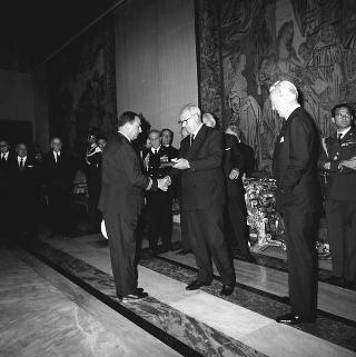 Il Presidente della Repubblica Giuseppe Saragat riceve Nicolò Carandini, Presidente dell'Alitalia, con dirigenti ed equipaggi dell'Alitalia impegnati per i viaggi all'estero del Presidente durante il 1965, con la consegna di diplomi di onorificenze e medaglie ricordo.