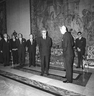 Il Presidente della Repubblica Giuseppe Saragat riceve Nicolò Carandini, Presidente dell'Alitalia, con dirigenti ed equipaggi dell'Alitalia impegnati per i viaggi all'estero del Presidente durante il 1965, con la consegna di diplomi di onorificenze e medaglie ricordo.